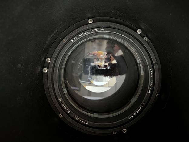 Close-up of a camera lens

Description automatically generated