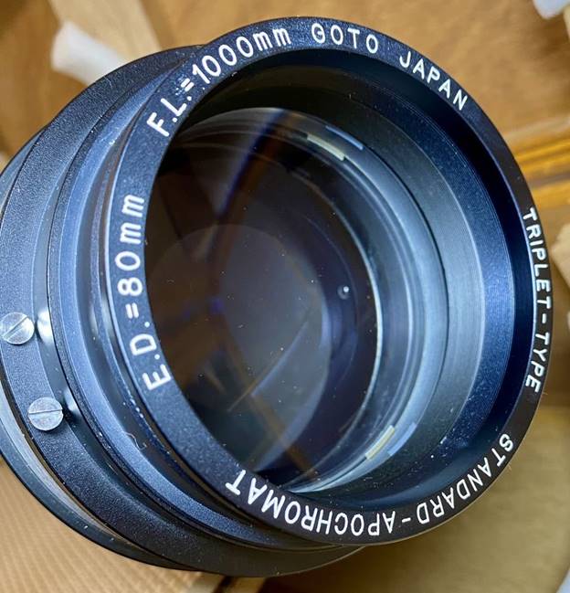 A close up of a camera lens

Description automatically generated