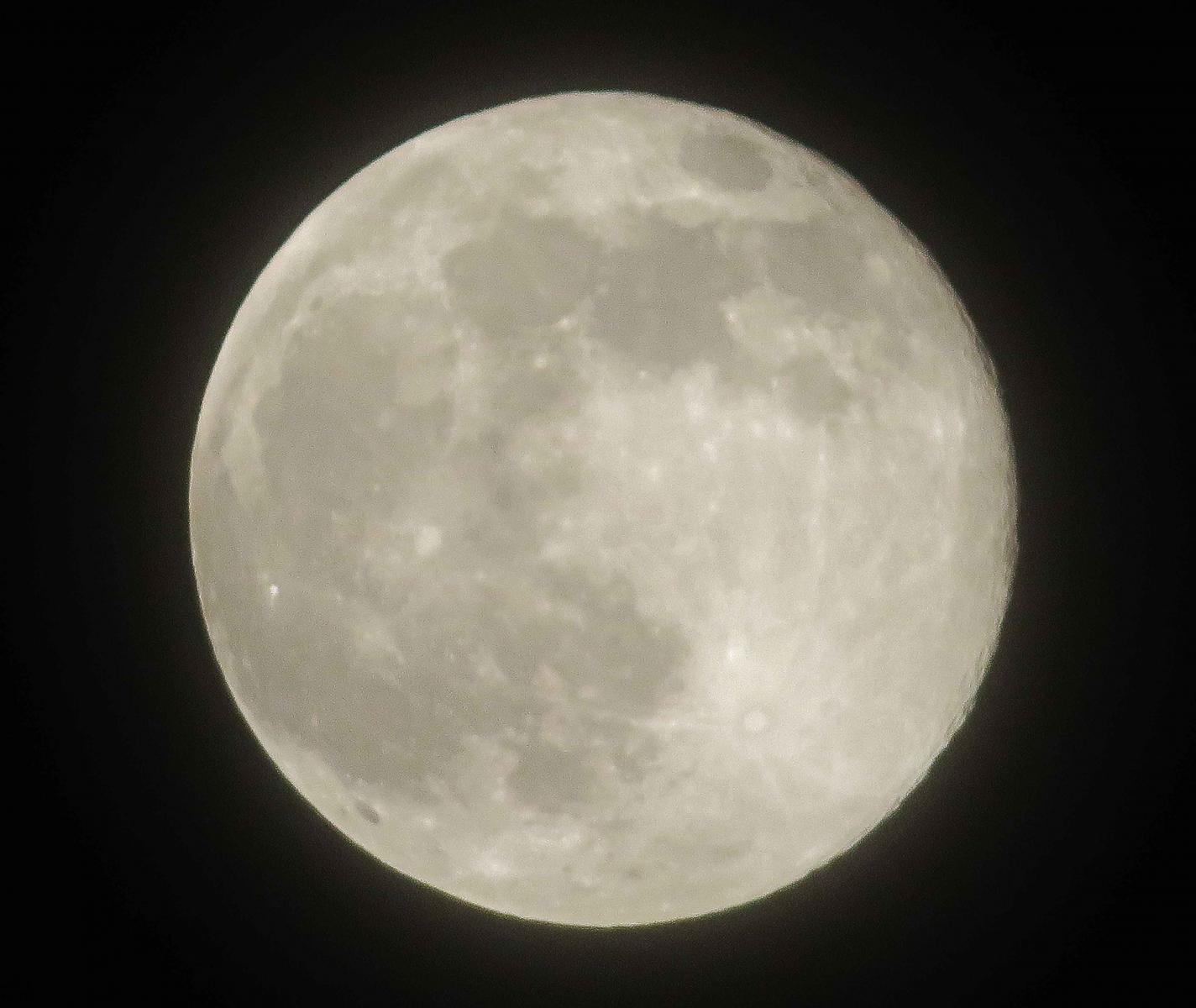 Pre and Post Images of the Largest Full Moon of the Year Lunar