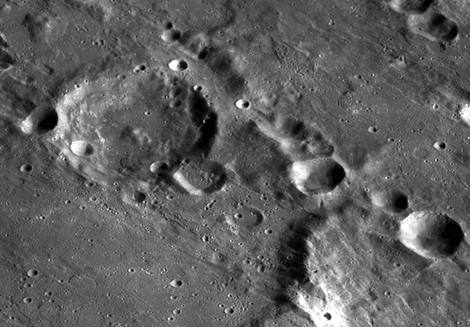 Какой рельеф луны. Кратер Бетховен на Меркурии. Hertzsprung кратер. Луна моря и кратеры. 60-Километровый кратер Койпер.