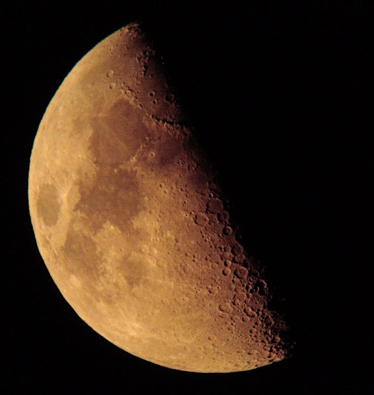 The Moon (phase 52) turned completely yellow (without any filter